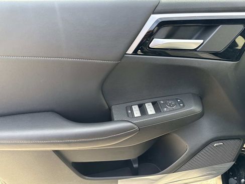 New 2026 Mitsubishi Outlander LE image 12