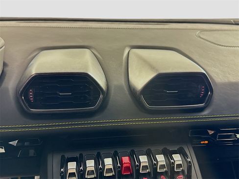 Used 2020 Lamborghini Huracan EVO image 25