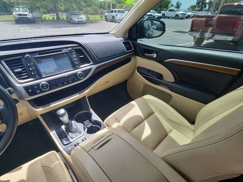Used 2017 Toyota Highlander Limited Platinum AWD/4WD image 3