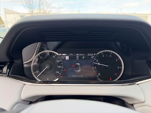 Used 2023 Land Rover Range Rover Evoque R-Dynamic SE image 9