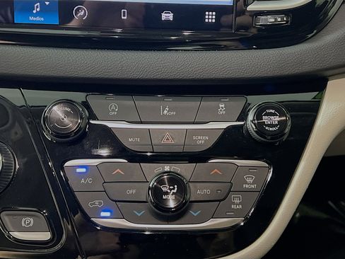 Used 2022 Chrysler Pacifica Touring-L image 26