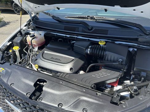 Used 2024 Chrysler Pacifica Limited FWD image 29
