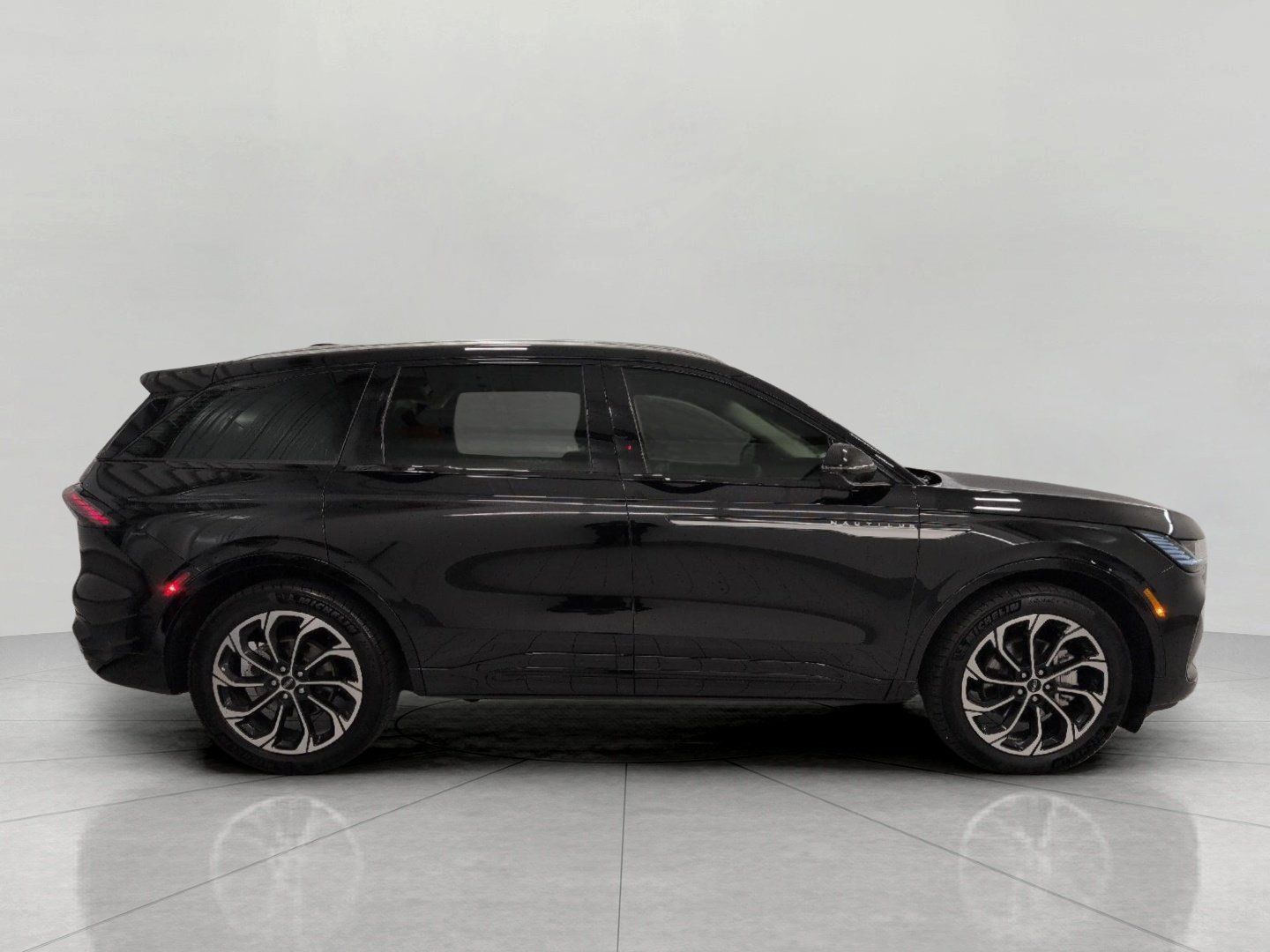 Used 2025 Lincoln Nautilus Reserve AWD/4WD image 13