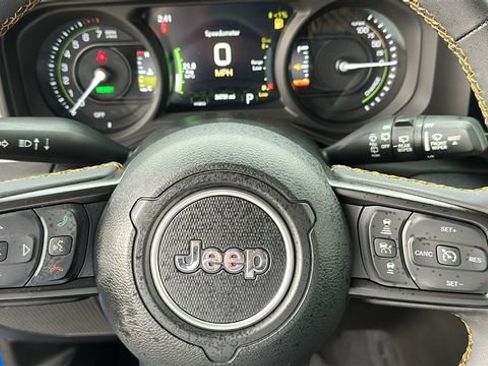 Used 2024 Jeep Wrangler Unlimited image 11