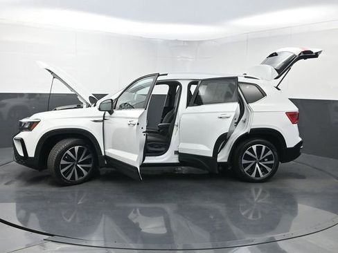 Used 2022 Volkswagen Taos SE image 36