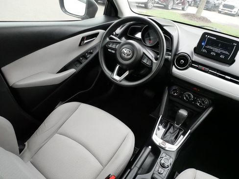 Used 2020 Toyota Yaris LE FWD image 9