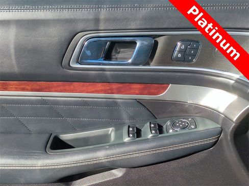 Used 2017 Ford Explorer Platinum image 25