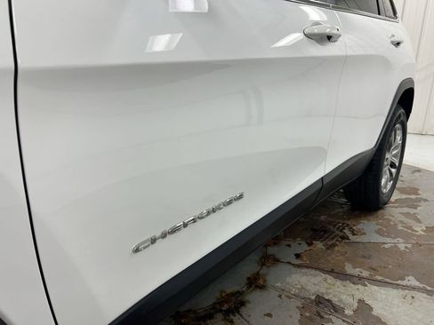 Used 2021 Jeep Cherokee Latitude Plus w/ Sun & Sound Group AWD/4WD image 26
