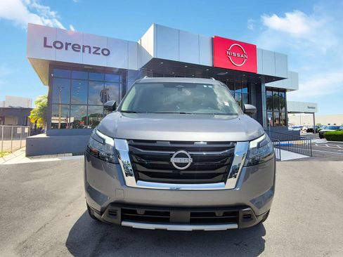 Used 2025 Nissan Pathfinder SL FWD image 2