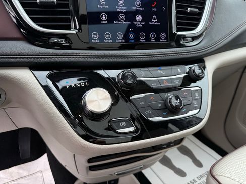 Used 2020 Chrysler Pacifica Limited image 56