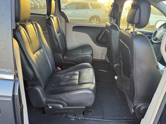 Used 2013 Chrysler Town & Country Touring FWD image 13