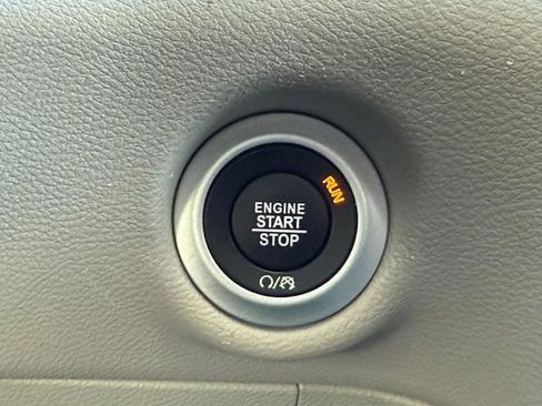 Used 2024 Chrysler Pacifica Touring-L image 19