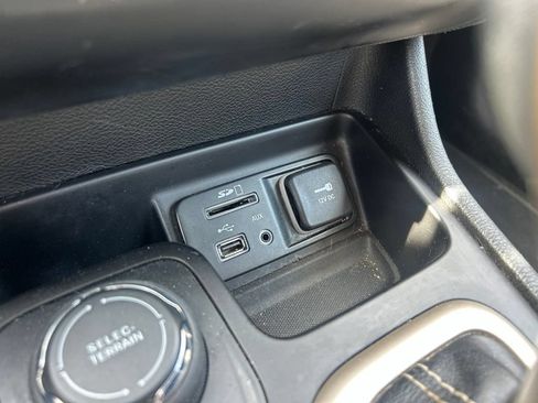 Used 2015 Jeep Cherokee Sport w/ Sport Appearance Group AWD/4WD image 28