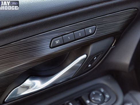 Used 2024 GMC Terrain SLT image 19