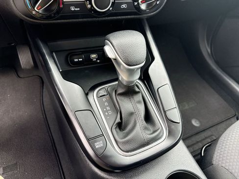 Used 2025 Kia Soul LX w/ LX Technology Package FWD image 19