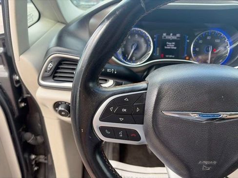 Used 2017 Chrysler Pacifica Touring-L FWD image 17