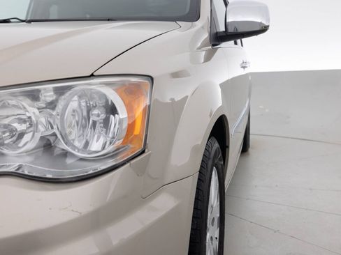 Used 2012 Chrysler Town & Country Touring-L w/ Entertainment Group #2 FWD image 12