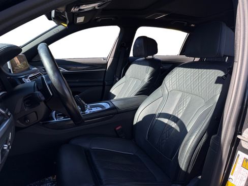 Used 2022 BMW 740i w/ M Sport Package image 9