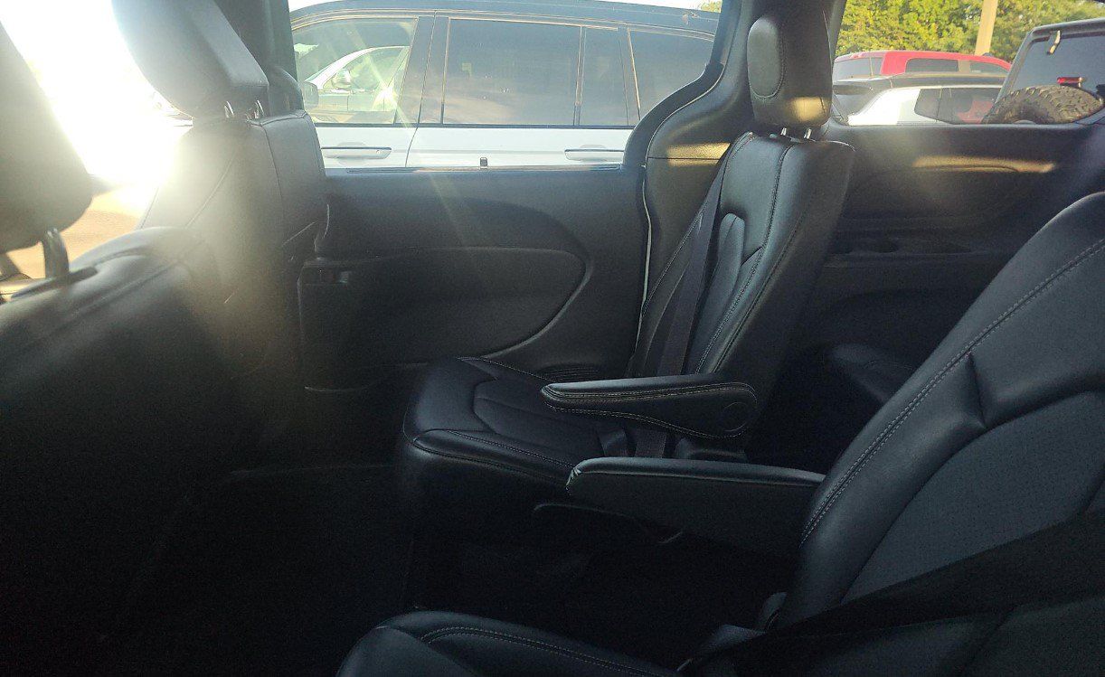 Used 2026 Chrysler Pacifica Select FWD image 9