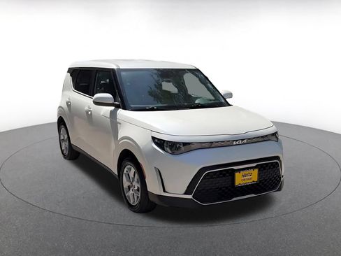 Used 2025 Kia Soul LX w/ LX Technology Package FWD image 3
