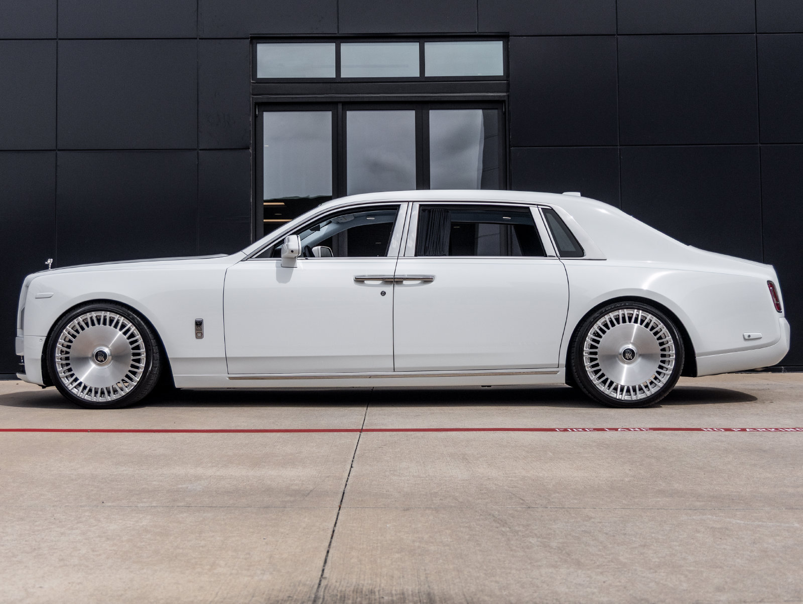 Used 2023 Rolls-Royce Phantom Extended Wheelbase w/ Leather Finishing Pack RWD image 2