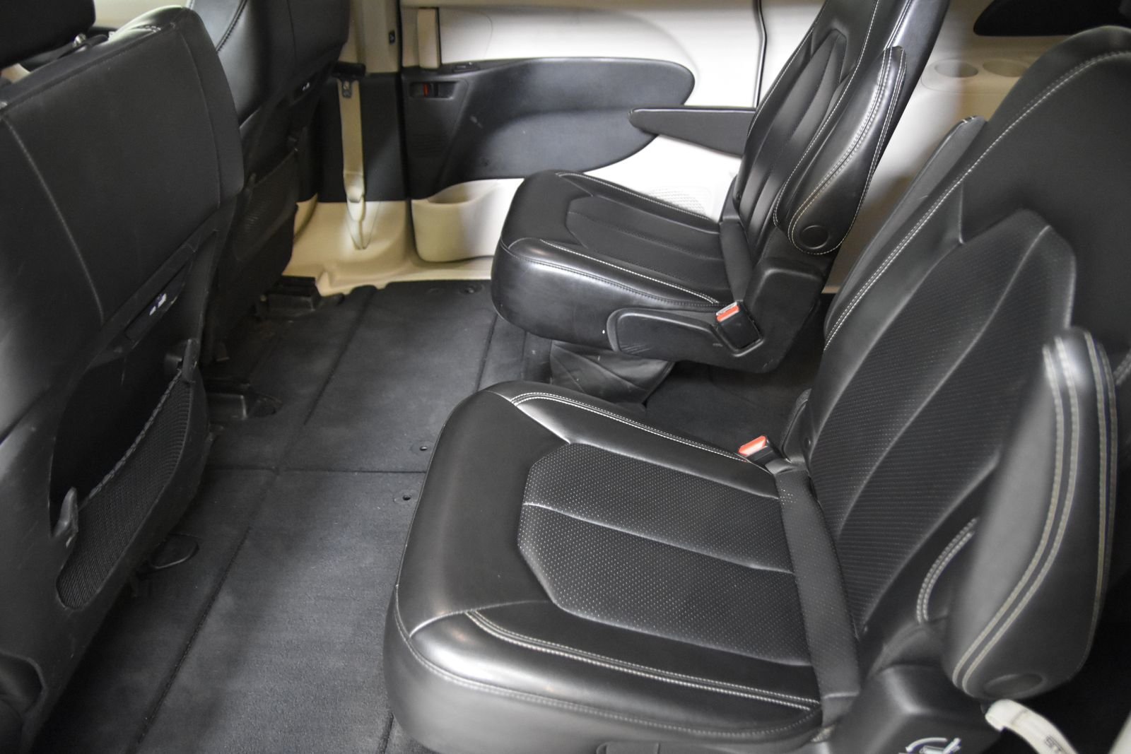 Used 2023 Chrysler Pacifica Touring-L FWD image 28
