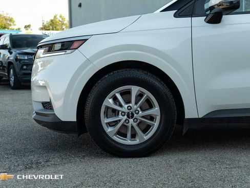 Used 2024 Kia Carnival LX image 11