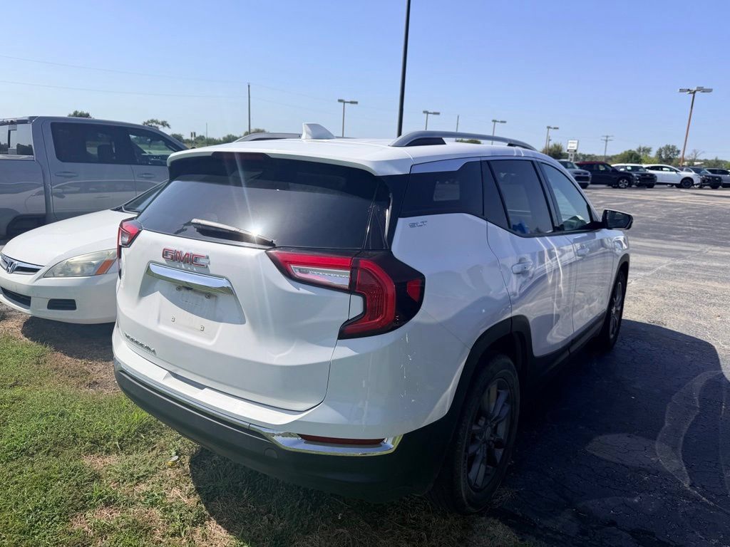 Used 2024 GMC Terrain SLT FWD image 4