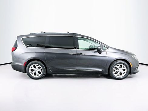 Used 2017 Chrysler Pacifica Touring-L w/ Tire & Wheel Group image 10