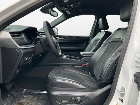 Used 2024 Jeep Grand Cherokee L Altitude image 9