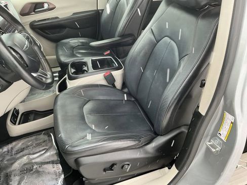 Used 2018 Chrysler Pacifica Touring-L Plus image 34