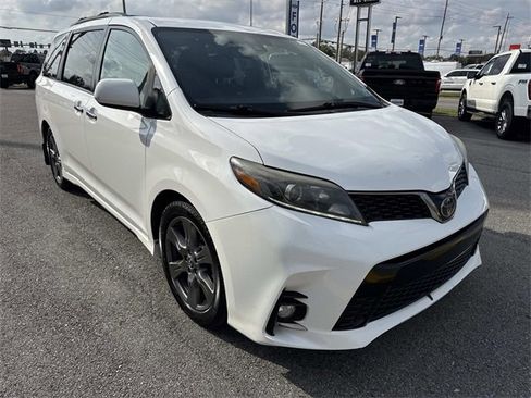 Used 2019 Toyota Sienna SE image 3