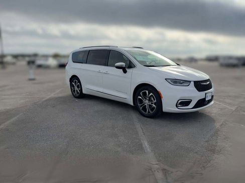 New 2026 Chrysler Pacifica Pinnacle image 16