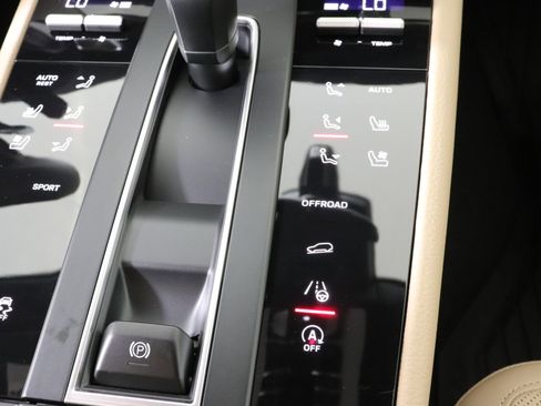 Used 2025 Porsche Macan image 33