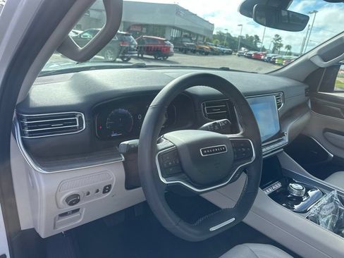 Used 2024 Jeep Wagoneer L Series II RWD image 14