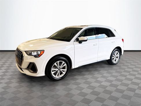 Certified 2021 Audi Q3 2.0T Premium w/ Convenience Package AWD/4WD image 3