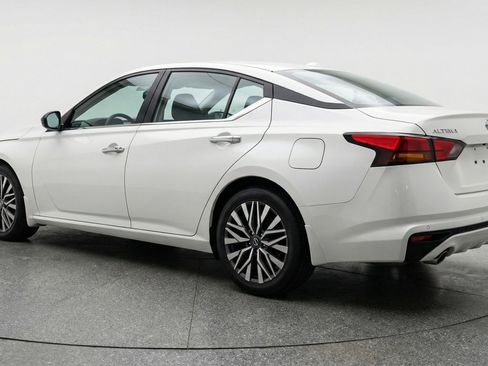 Used 2025 Nissan Altima 2.5 SV FWD image 6