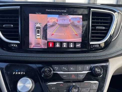 Used 2021 Chrysler Pacifica Touring-L w/ Premium & Safety Sphere Group image 8