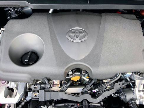 Certified 2026 Toyota Sienna XLE FWD image 32