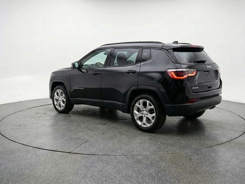 Used 2025 Jeep Compass Latitude image 6