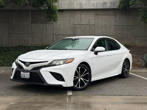 Used 2019 Toyota Camry SE w/ Carpet Mat Package FWD image 1