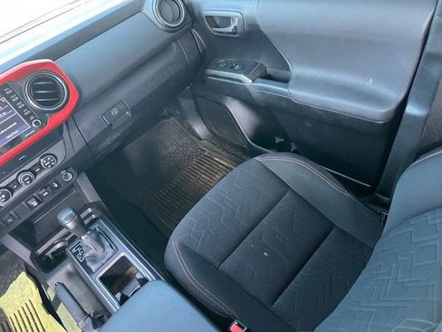 Used 2020 Toyota Tacoma TRD Sport AWD/4WD image 11