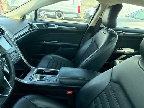 Used 2017 Ford Fusion SE w/ Equipment Group 201A FWD image 3
