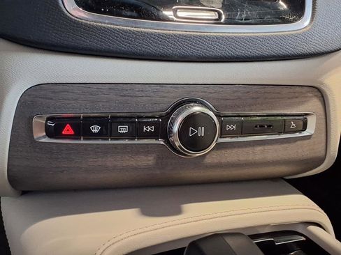 Used 2023 Volvo XC90 B6 Plus image 24