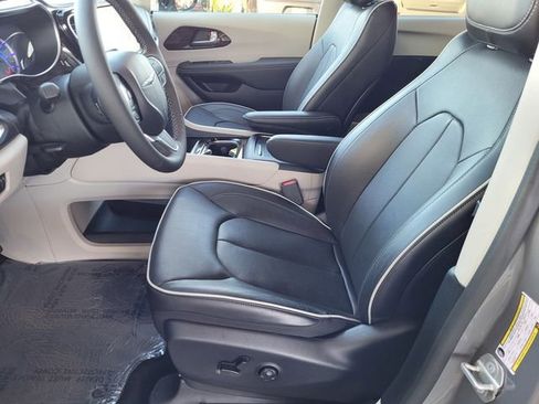 Used 2023 Chrysler Pacifica Limited image 14