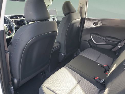 Used 2025 Kia Soul LX w/ LX Technology Package FWD image 7