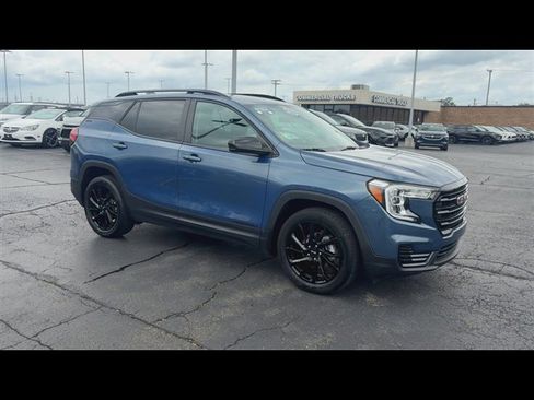 Used 2024 GMC Terrain SLE w/ Driver Convenience Package FWD image 2