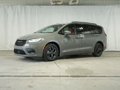 Used 2021 Chrysler Pacifica Limited w/ Uconnect Theater Family Group