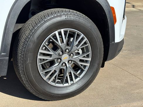 Used 2025 Chevrolet Traverse LT FWD image 9
