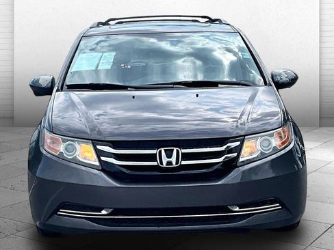 Used 2021 Chrysler Pacifica Touring-L FWD image 2